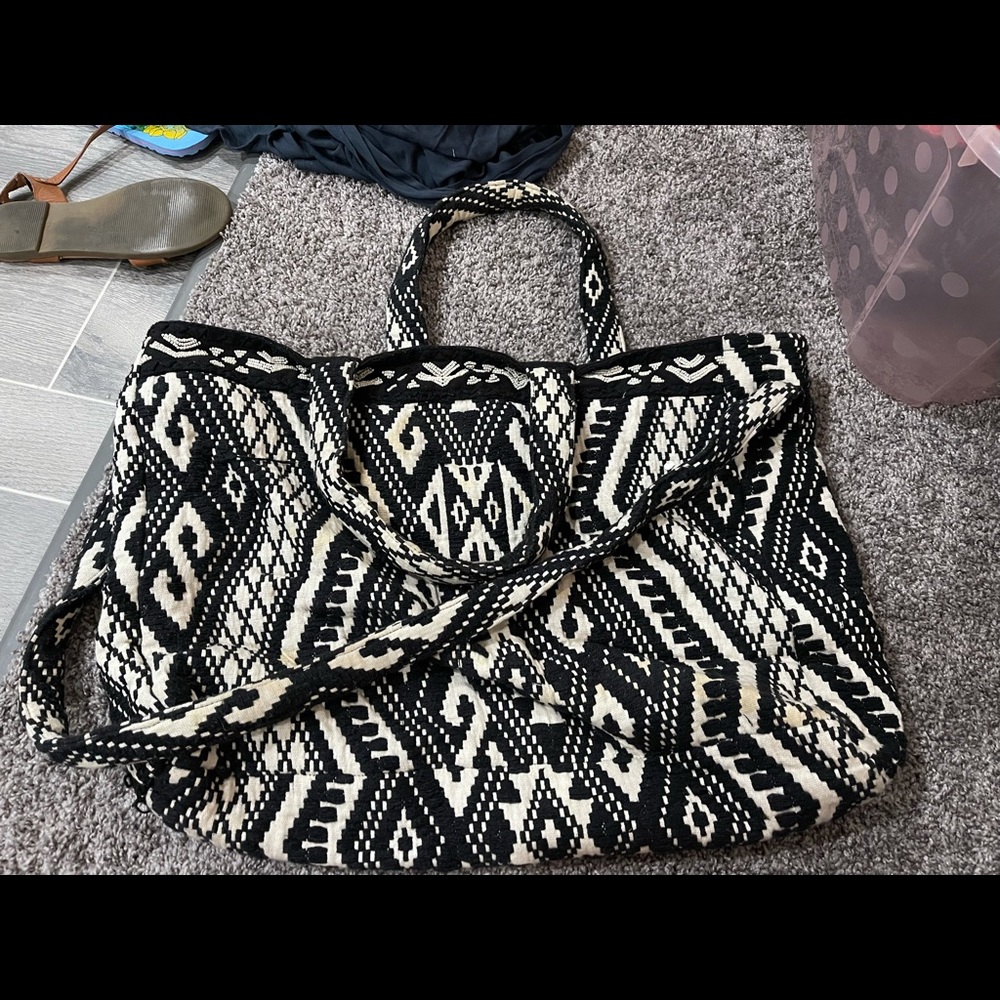 Weekender bag. Inside pockets and cross body strap